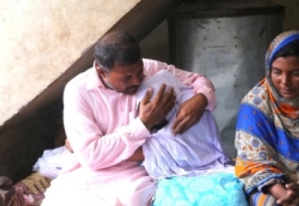 Javed Masih réconforte sa fille tandis que sa femme et lui sentretiennent avec lassociation daide juridique Christians True Spirit.