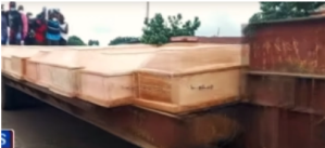 Les cercueils des 27 chrétiens massacrés à Bindi, dans lÉtat du Plateau, au Nigéria, le 15 juillet 2025, sont transportés sur un camion pour la procession.