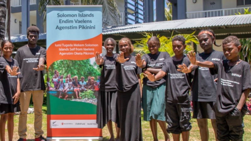 La décision de relever lâge du mariage à 18 ans a été soutenue par les partenaires du projet Protektim Pikinini Moa, impliquant une coalition de World Vision, Save the Children et ChildFund, avec laide du gouvernement néo-zélandais.