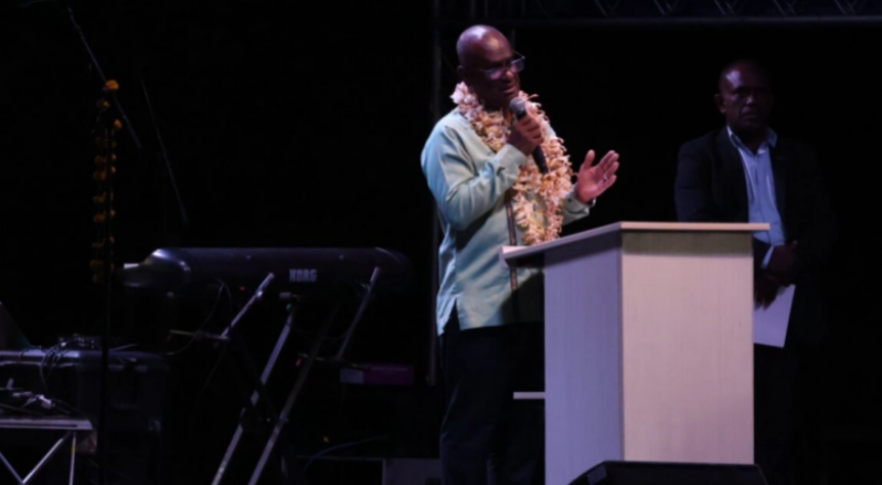 Jeremiah Manele, Premier ministre des Îles Salomon, salue limpact historique de lÉvangile lors dun événement dévangélisation