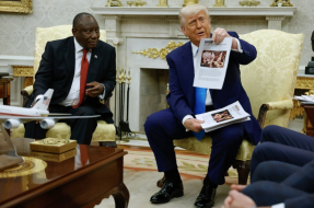 WASHINGTON, DC - 21 MAI : Le président américain Donald Trump brandit un article de « American Thinker » tout en accusant le président sud-africain Cyril Ramaphosa de violences dÉtat contre des agriculteurs blancs en Afrique du Sud, lors dun point de pr