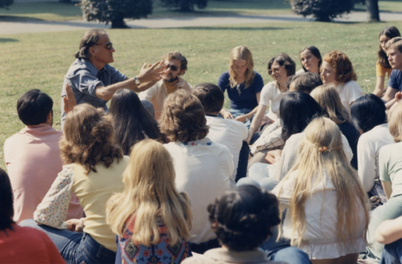 Billy Graham photographié en train de s’adresser à de jeunes Belges à Bruxelles avant de prêcher en juillet 1975.