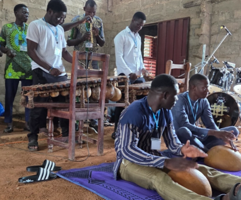 Ce festival de trois jours a encouragé lintégration de la musique, de la danse, des contes et dautres formes dart culturel africains locaux dans le culte chrétien, rendant le message de lÉvangile plus pertinent et plus compréhensible.