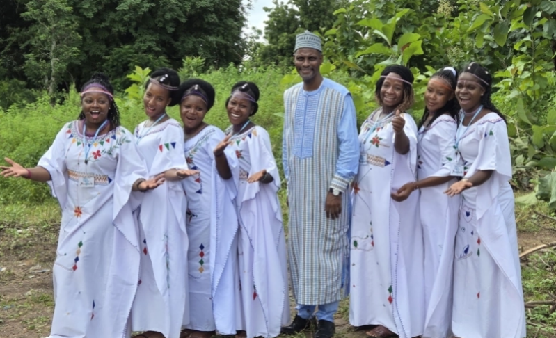 Le Dr Daniel Dama (au centre), fondateur dAfrica Sings, une ONG chrétienne basée au Bénin qui organise le festival, a expliqué que les valeurs bibliques de paix et de réconciliation dAfrica Sings sous-tendent le festival, en particulier dans un contexte