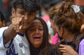 Les proches de Roshan, un jeune de 18 ans (génération Z) abattu le 12 septembre 2025 lors des manifestations anti-corruption au Népal, pleurent devant une morgue de Katmandou pour récupérer son corps.