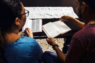 Le discipulat familial commence à la maison, où couples et parents transmettent la foi en lisant et en vivant ensemble les Écritures.