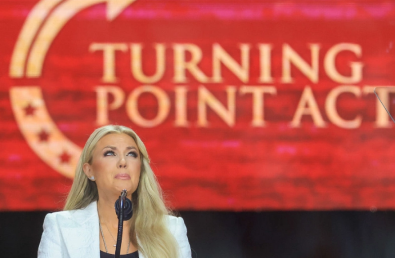 GLENDALE, ARIZONA - 21 SEPTEMBRE : Mme Erika Kirk prend la parole lors de la cérémonie commémorative de son mari, le militant politique Charlie Kirk, au State Farm Stadium,