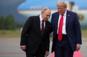 Le président américain Donald Trump (à droite) accueille le président russe Vladimir Poutine (à gauche) à son arrivée à la base interarmées Elmendorf-Richardson, le 15 août 2025 à Anchorage, en Alaska. Les deux dirigeants se sont rencontrés pour des pourp