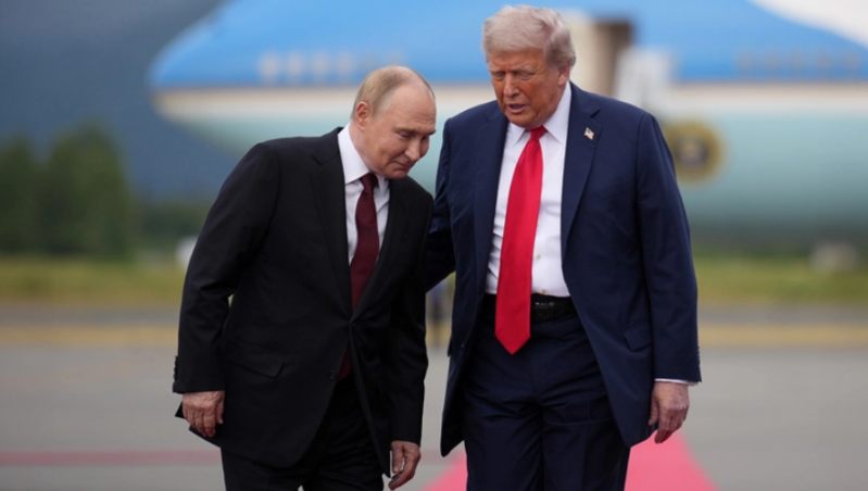 Le président américain Donald Trump (à droite) accueille le président russe Vladimir Poutine (à gauche) à son arrivée à la base interarmées Elmendorf-Richardson, le 15 août 2025 à Anchorage, en Alaska. Les deux dirigeants se sont rencontrés pour des pourp