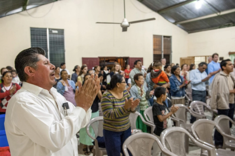 Des croyants se rassemblent à léglise de Jinotega, au Nicaragua.