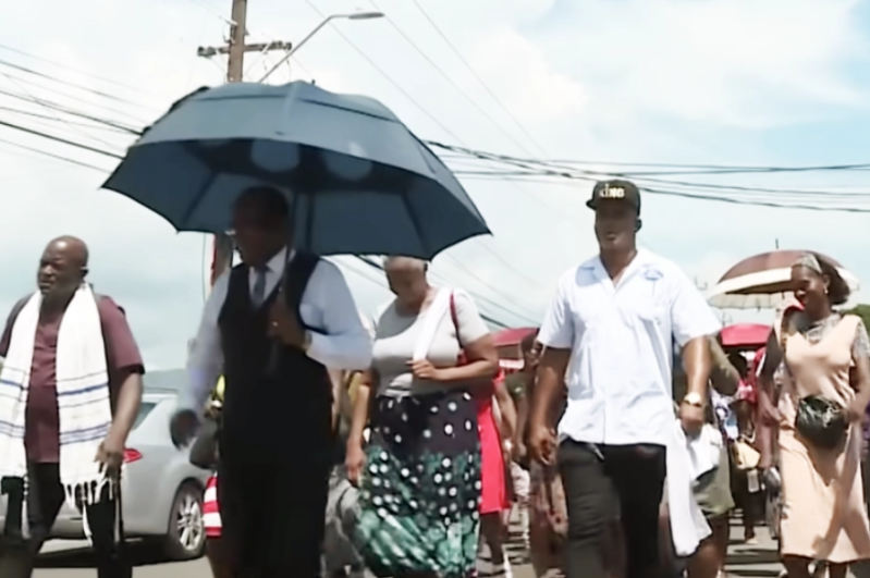 Des manifestants défilent mercredi à Spanish Town, à Sainte-Catherine, rejoignant les responsables religieux pour sopposer aux efforts de dépénalisation de lobeah en Jamaïque.