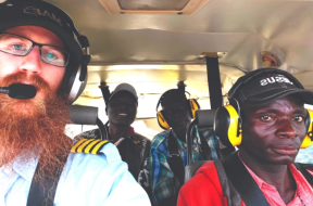 Dominic Villeneuve, un pilote canadien, travaille pour Mission Aviation Fellowship (MAF), une organisation chrétienne qui envoie des avions dans certains des endroits les plus dangereux du monde.