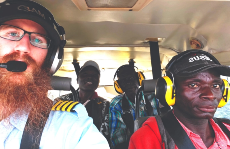Dominic Villeneuve, un pilote canadien, travaille pour Mission Aviation Fellowship (MAF), une organisation chrétienne qui envoie des avions dans certains des endroits les plus dangereux du monde.