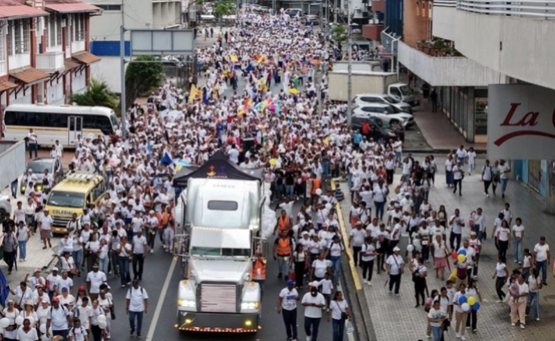 Puissante « Méga Célébration : La Famille, le Dessein de Dieu » organisée au Panama en 2025. L’Alliance Évangélique a conduit la marche en soutien à la famille. Alliance Évangélique Panaméenne.