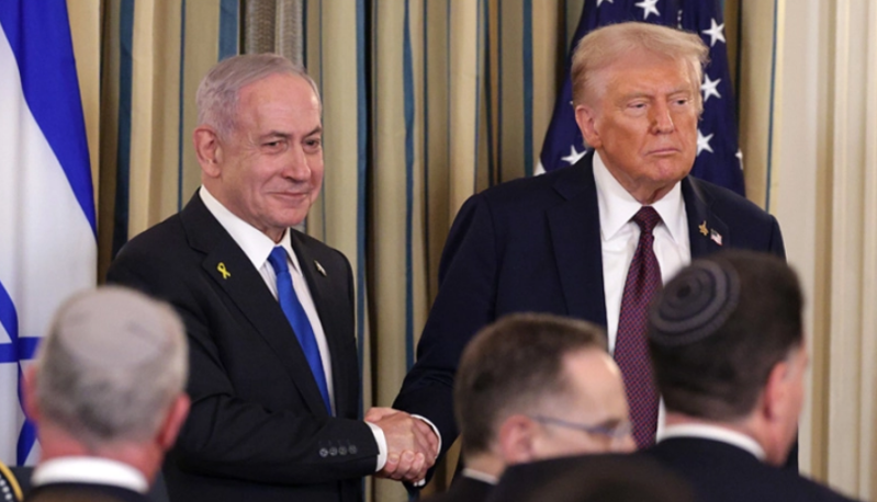 Le président Donald Trump (à droite) serre la main du Premier ministre israélien Benjamin Netanyahou (à gauche) à lissue dune conférence de presse conjointe dans la salle à manger dÉtat de la Maison-Blanche, le 29 septembre 2025 à Washington.