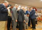 Les membres de léquipe de direction du Séminaire théologique baptiste arabe posent les mains en prière pour le nouveau président Wissam Nasrallah lors de la cérémonie de passation de relais à Beyrouth, au Liban, le 28 septembre 2025.