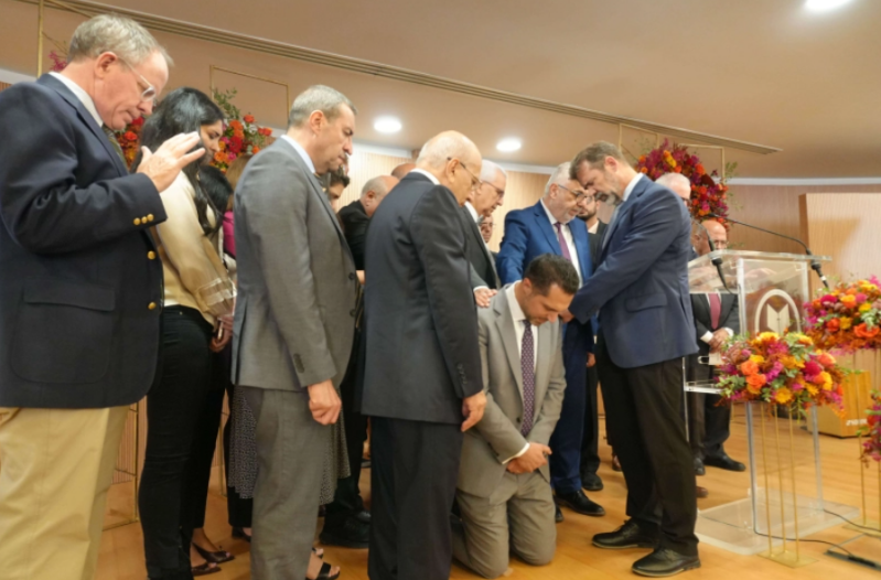Les membres de léquipe de direction du Séminaire théologique baptiste arabe posent les mains en prière pour le nouveau président Wissam Nasrallah lors de la cérémonie de passation de relais à Beyrouth, au Liban, le 28 septembre 2025.