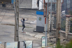 ANTANANARIVO, MADAGASCAR - 30 SEPTEMBRE : Un homme jette un objet alors que les manifestations de jeunes contre les coupures deau et délectricité persistantes se poursuivent le 30 septembre 2025 à Antananarivo, Madagascar.