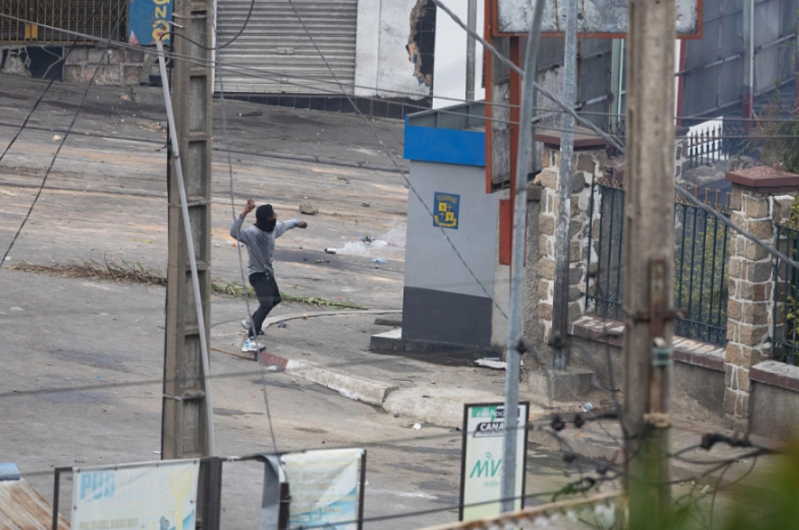 ANTANANARIVO, MADAGASCAR - 30 SEPTEMBRE : Un homme jette un objet alors que les manifestations de jeunes contre les coupures deau et délectricité persistantes se poursuivent le 30 septembre 2025 à Antananarivo, Madagascar.