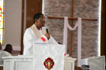 Mgr Henry C. Ndukuba, archevêque, métropolite et primat de lÉglise du Nigéria, Communion anglicane, prend la parole lors dun événement religieux à Abuja, au Nigéria.