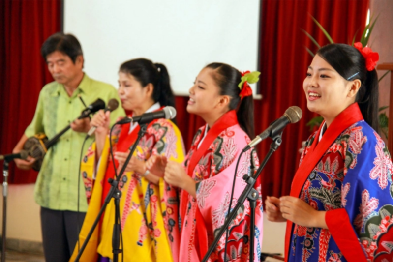 Une famille nippo-péruvienne chante lors d’un culte dans une église japonaise au Pérou.