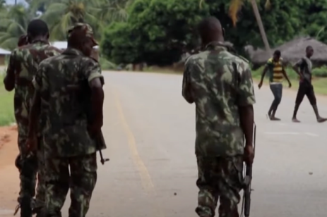 Des soldats patrouillent dans un village du Mozambique, où des années de conflit et de violence extrémiste ont laissé des communautés vulnérables et déplacées.