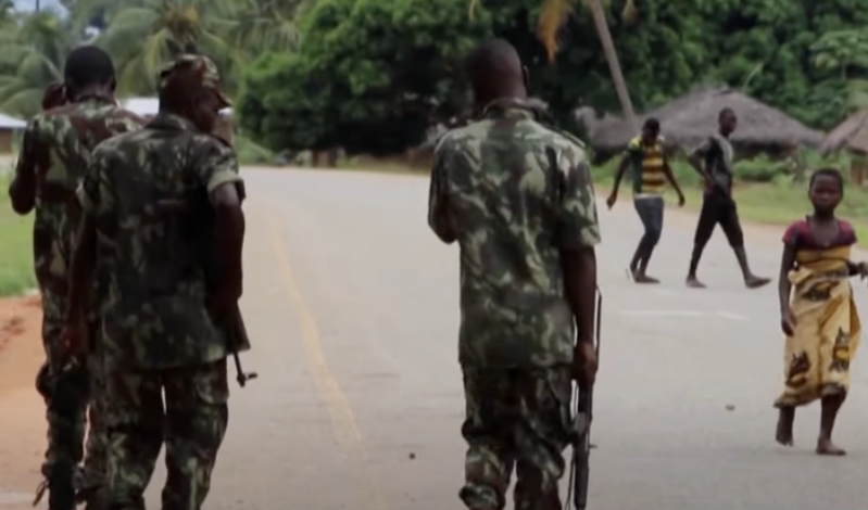 Des soldats patrouillent dans un village du Mozambique, où des années de conflit et de violence extrémiste ont laissé des communautés vulnérables et déplacées.
