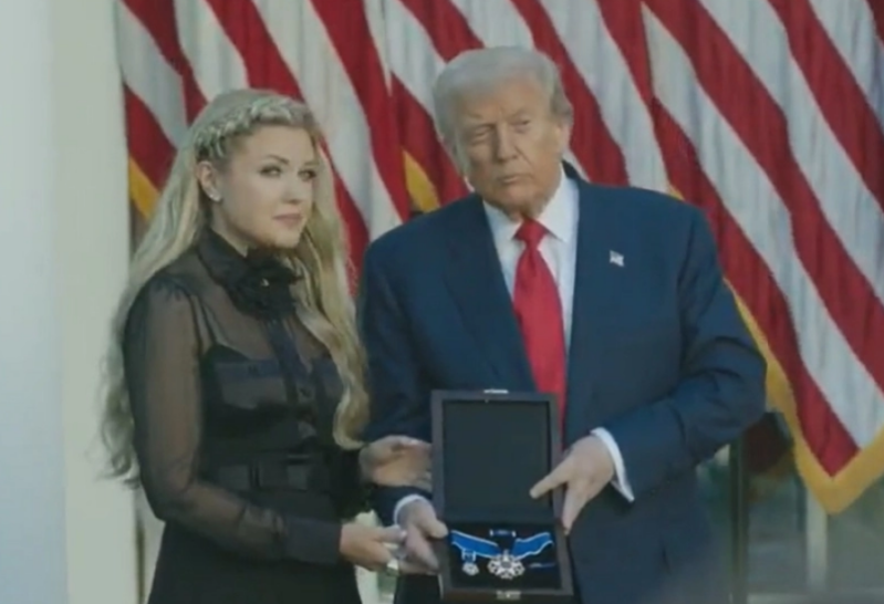 Le président Donald J. Trump honore Charlie Kirk avec la plus haute distinction civile américaine, la Médaille présidentielle de la liberté, acceptée par Erika Kirk au nom de son mari.