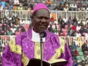 Lévêque de lÉglise anglicane du Kenya, le révérend David Kodia, a prononcé un sermon qui a suscité une ovation debout lors de la cérémonie dÉtat.