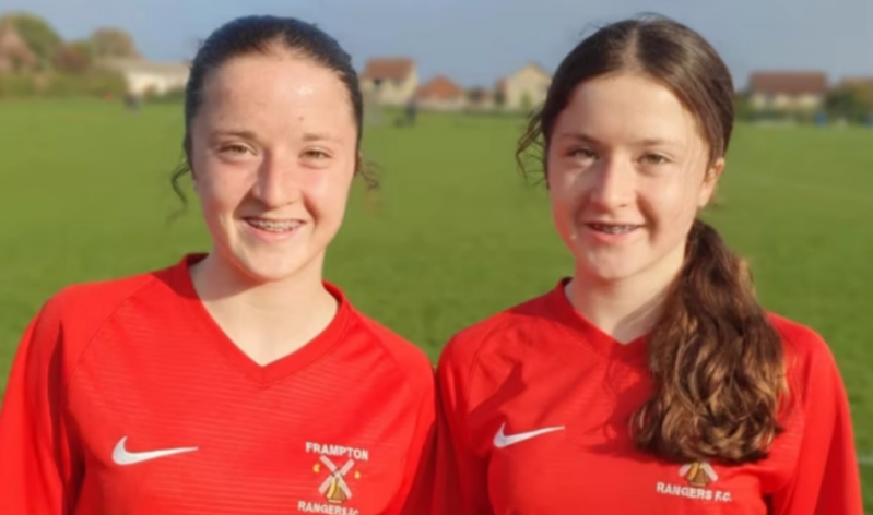 Il peut être difficile de les distinguer, mais les jumelles Lily et Bella Wharin sont sur la balle pour Tearfund grâce à leur succès au football