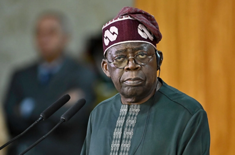 BRASILIA, BRÉSIL – 25 AOÛT : Le président du Nigeria, Bola Tinubu, observe la foule lors dune visite officielle au Brésil, au palais de Planalto, le 25 août 2025 à Brasilia.