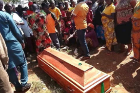 Funérailles de lun des neuf chrétiens tués dans le village de Wereng, dans lÉtat du Plateau, au Nigéria.