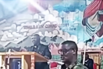 Un représentant de larmée nigériane sadresse à léglise du révérend Ezekiel Dachomo et lui offre sa protection.