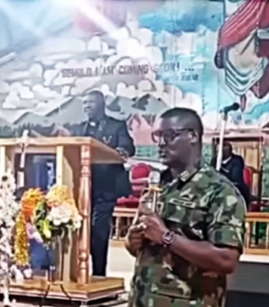 Un représentant de larmée nigériane sadresse à léglise du révérend Ezekiel Dachomo et lui offre sa protection.