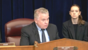 Le représentant américain Chris Smith ouvre une audition parlementaire sur les violences au Nigéria le 20 novembre 2025.