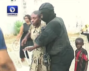 Des agents de sécurité escortent lun des 38 chrétiens libérés après leur enlèvement le 21 novembre 2025 dans le village dEruku, dans lÉtat de Kwara, au Nigéria.