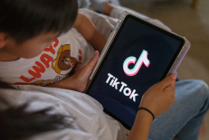 SYDNEY, AUSTRALIE - 7 DÉCEMBRE : Un garçon de 7 ans et une fille de 11 ans regardent lécran de leur iPad sur lequel apparaît le logo TikTok