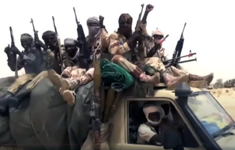 Capture décran dune vidéo montrant des militants armés au Nigéria. Le groupe extrémiste Boko Haram, ainsi que des affiliés de lÉtat islamique et des éleveurs armés peuls, sont responsables dattaques généralisées contre des communautés chrétiennes.