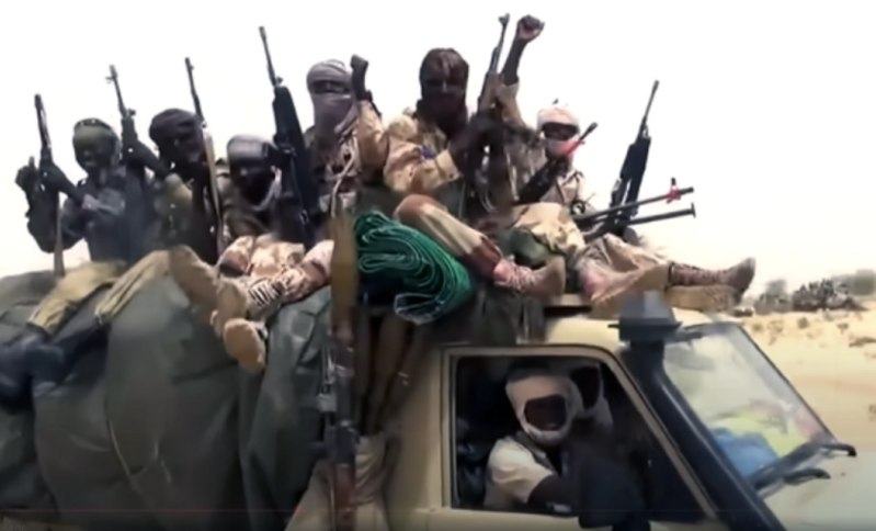Capture décran dune vidéo montrant des militants armés au Nigéria. Le groupe extrémiste Boko Haram, ainsi que des affiliés de lÉtat islamique et des éleveurs armés peuls, sont responsables dattaques généralisées contre des communautés chrétiennes.