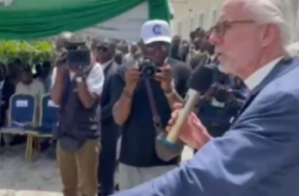 Le pasteur William Devlin prend la parole lors dune conférence de presse le 8 août 2024 à lhôpital dÉtat de Plateau, au Nigéria, pour célébrer la livraison de fournitures médicales.