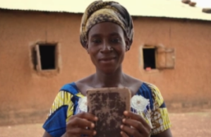 Le 1er novembre 2014, la communauté de Komba sest réunie pour une joyeuse célébration à loccasion de la réception du Nouveau Testament.