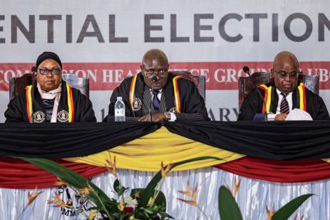 KAMPALA, OUGANDA – 16 JANVIER : Le président de la Commission électorale ougandaise, le juge Byabakama Mugenyi Simon (au centre)
