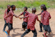 Le débat sur le parrainage denfants révèle une tension entre la reconnaissance des déséquilibres de pouvoir historiques et la prise en compte de modèles qui ont démontré leur efficacité dans des contextes spécifiques