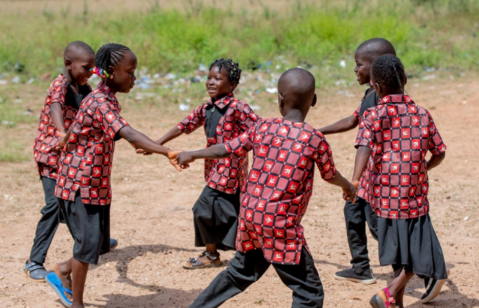Le débat sur le parrainage denfants révèle une tension entre la reconnaissance des déséquilibres de pouvoir historiques et la prise en compte de modèles qui ont démontré leur efficacité dans des contextes spécifiques