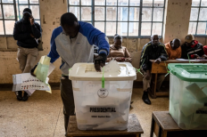 NAIROBI, KENYA — Des électeurs déposent leurs bulletins dans les urnes dun bureau de vote de Nairobi lors des élections générales kényanes de 2022