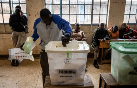 NAIROBI, KENYA — Des électeurs déposent leurs bulletins dans les urnes dun bureau de vote de Nairobi lors des élections générales kényanes de 2022