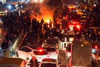 TÉHÉRAN, IRAN – 8 JANVIER : Des manifestants se rassemblent à Téhéran, en Iran, le 8 janvier 2026. Les manifestations, déclenchées par linflation galopante et leffondrement du rial, se poursuivent depuis décembre et réclament désormais un changement pol