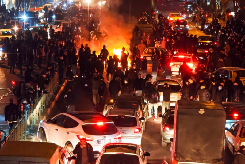 TÉHÉRAN, IRAN – 8 JANVIER : Des manifestants se rassemblent à Téhéran, en Iran, le 8 janvier 2026. Les manifestations, déclenchées par linflation galopante et leffondrement du rial, se poursuivent depuis décembre et réclament désormais un changement pol