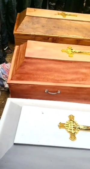 Cercueils contenant les corps de trois chrétiens tués à Jos, dans lÉtat du Plateau, au Nigéria, le 3 avril 2026.