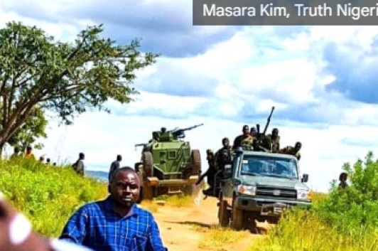 Des soldats sous les tirs dune milice peule à Dorowa Babuje, dans lÉtat du Plateau (Nigeria), le 20 septembre 2026.
